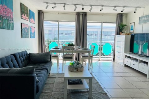 Condo in Miami Beach, Florida, 1 bedroom  № 1408344 - photo 2