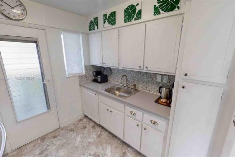 Condo in Miami Beach, Florida, 1 bedroom  № 1408344 - photo 25