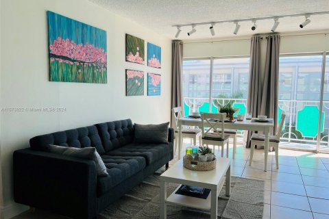 Condo in Miami Beach, Florida, 1 bedroom  № 1408344 - photo 3