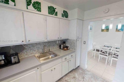 Condo in Miami Beach, Florida, 1 bedroom  № 1408344 - photo 23