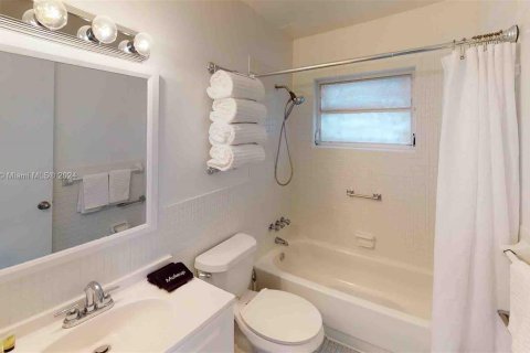 Condo in Miami Beach, Florida, 1 bedroom  № 1408344 - photo 21