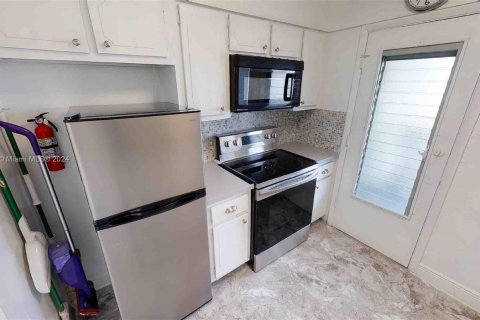 Condo in Miami Beach, Florida, 1 bedroom  № 1408344 - photo 24