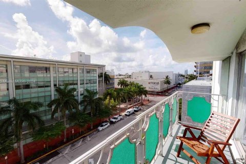 Condo in Miami Beach, Florida, 1 bedroom  № 1408344 - photo 27