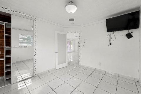 House in Hollywood, Florida 4 bedrooms, 123.56 sq.m. № 1394811 - photo 15