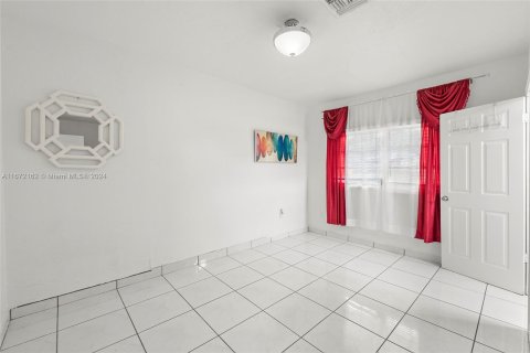 House in Hollywood, Florida 4 bedrooms, 123.56 sq.m. № 1394811 - photo 16