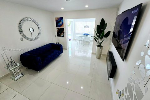 House in Hollywood, Florida 4 bedrooms, 123.56 sq.m. № 1394811 - photo 5