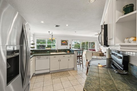 House in Pembroke Pines, Florida 4 bedrooms, 251.67 sq.m. № 1360489 - photo 9