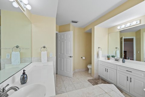 House in Pembroke Pines, Florida 4 bedrooms, 251.67 sq.m. № 1360489 - photo 24