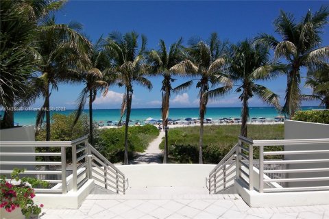 Condo in Miami Beach, Florida, 2 bedrooms  № 1402540 - photo 27