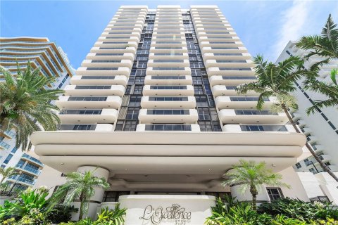 Condominio en venta en Miami Beach, Florida, 2 dormitorios, 126.35 m2 № 1272134 - foto 2