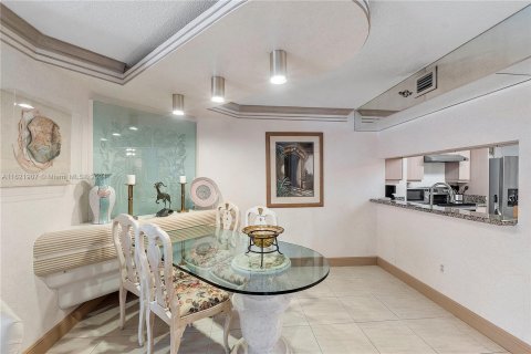 Condo in Miami Beach, Florida, 2 bedrooms  № 1272134 - photo 11