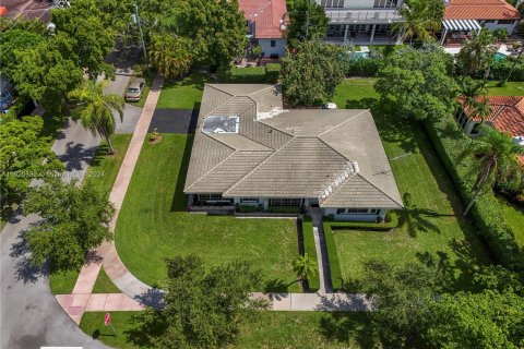 House in Coral Gables, Florida 3 bedrooms, 220.09 sq.m. № 1272131 - photo 8