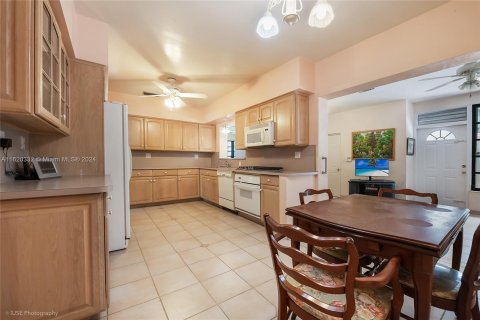 House in Coral Gables, Florida 3 bedrooms, 220.09 sq.m. № 1272131 - photo 14