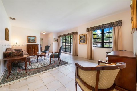 House in Coral Gables, Florida 3 bedrooms, 220.09 sq.m. № 1272131 - photo 9