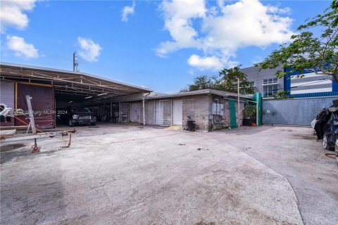 Propiedad comercial en venta en Miami, Florida № 1410534 - foto 4