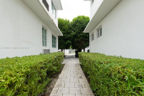 Condo in Miami Beach, Florida, 1 bedroom  № 1410538 - photo 16