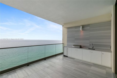 Condo in Sunny Isles Beach, Florida, 4 bedrooms  № 1358914 - photo 12