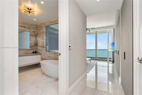 Condo in Sunny Isles Beach, Florida, 4 bedrooms  № 1358914 - photo 15