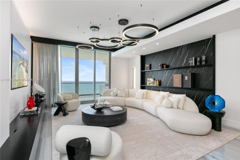 Condo in Sunny Isles Beach, Florida, 4 bedrooms  № 1358914 - photo 1