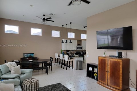 House in Naples, Florida 4 bedrooms № 1321202 - photo 9