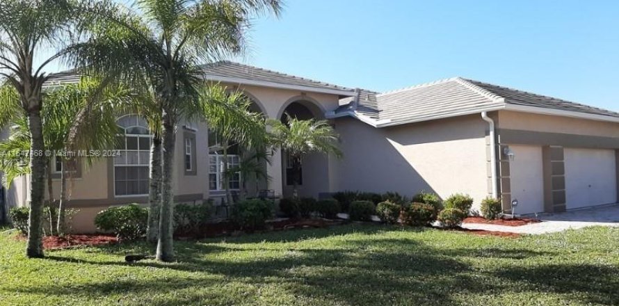 House in Naples, Florida 4 bedrooms № 1321202