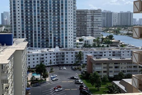 Condominio en venta en Hallandale Beach, Florida, 1 dormitorio, 120.77 m2 № 1209976 - foto 3