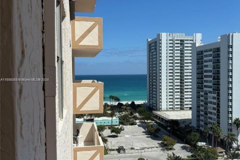 Condominio en venta en Hallandale Beach, Florida, 1 dormitorio, 120.77 m2 № 1209976 - foto 12
