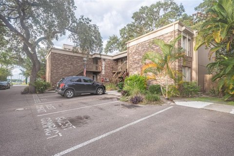 Condo in Tampa, Florida, 1 bedroom  № 1342897 - photo 11