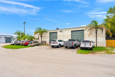 Propiedad comercial en venta en Miami, Florida № 1397542 - foto 8