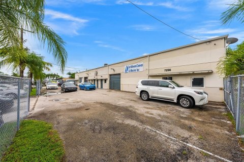 Propiedad comercial en venta en Miami, Florida № 1397542 - foto 7