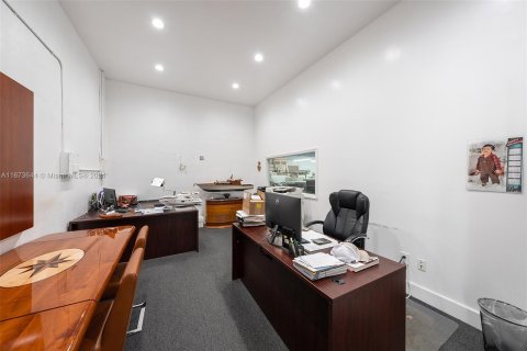 Propiedad comercial en venta en Miami, Florida № 1397542 - foto 11