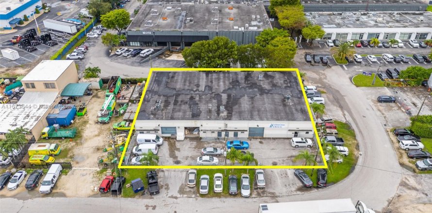 Commercial property in Miami, Florida № 1397542