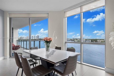 Condo in North Miami Beach, Florida, 3 bedrooms  № 1332790 - photo 3