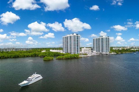 Condo in North Miami Beach, Florida, 3 bedrooms  № 1332790 - photo 23