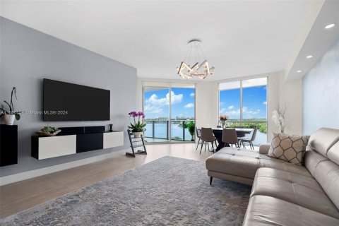 Condominio en venta en North Miami Beach, Florida, 3 dormitorios, 199.93 m2 № 1332790 - foto 2