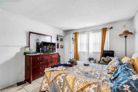 Condo in Hialeah, Florida, 2 bedrooms  № 1240687 - photo 8