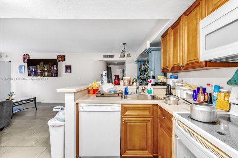 Condo in Hialeah, Florida, 2 bedrooms  № 1240687 - photo 7