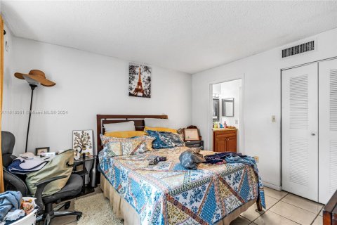 Condo in Hialeah, Florida, 2 bedrooms  № 1240687 - photo 9