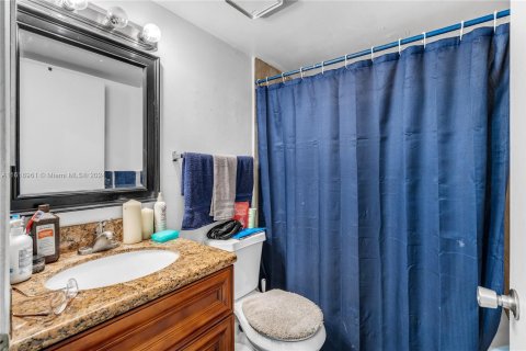 Condo in Hialeah, Florida, 2 bedrooms  № 1240687 - photo 12