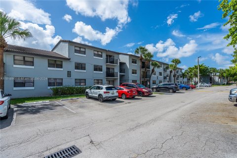 Condo in Hialeah, Florida, 2 bedrooms  № 1240687 - photo 1