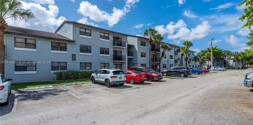 Condominio en Hialeah, Florida, 2 dormitorios  № 1240687