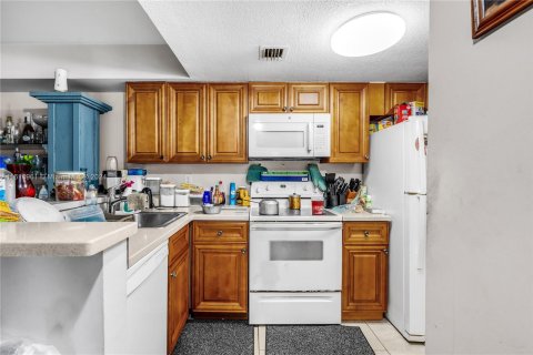 Condo in Hialeah, Florida, 2 bedrooms  № 1240687 - photo 6