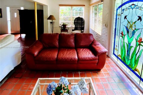 House in Coral Gables, Florida 6 bedrooms, 275.46 sq.m. № 1028665 - photo 18