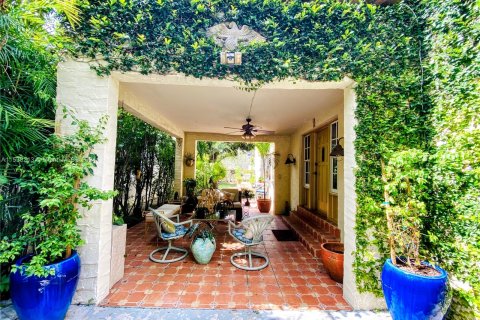 Casa en venta en Coral Gables, Florida, 6 dormitorios, 275.46 m2 № 1028665 - foto 2