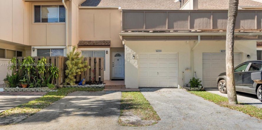 Townhouse in Plantation, Florida 3 bedrooms, 164.44 sq.m. № 1024214