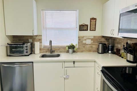 Condo in Sunrise, Florida, 1 bedroom  № 1240974 - photo 3