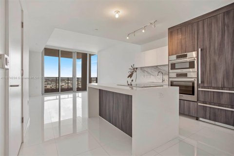 Condominio en venta en Miami, Florida, 1 dormitorio, 94.57 m2 № 1397601 - foto 1