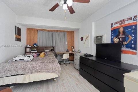 Casa en venta en Miami Gardens, Florida, 6 dormitorios, 316.43 m2 № 1306325 - foto 20