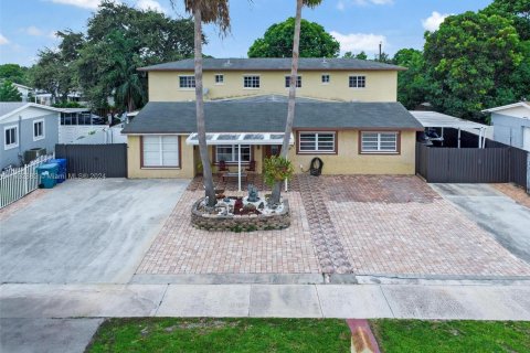 Villa ou maison à vendre à Miami Gardens, Floride: 6 chambres, 316.43 m2 № 1306325 - photo 3