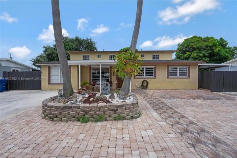 Villa ou maison à vendre à Miami Gardens, Floride: 6 chambres, 316.43 m2 № 1306325 - photo 2